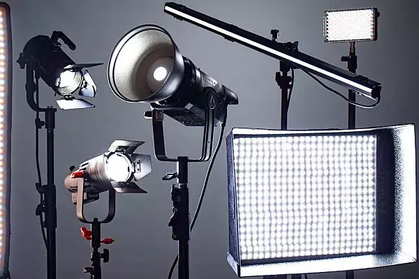 آشنایی کامل با پایه تی نورپردازی و انواع آن