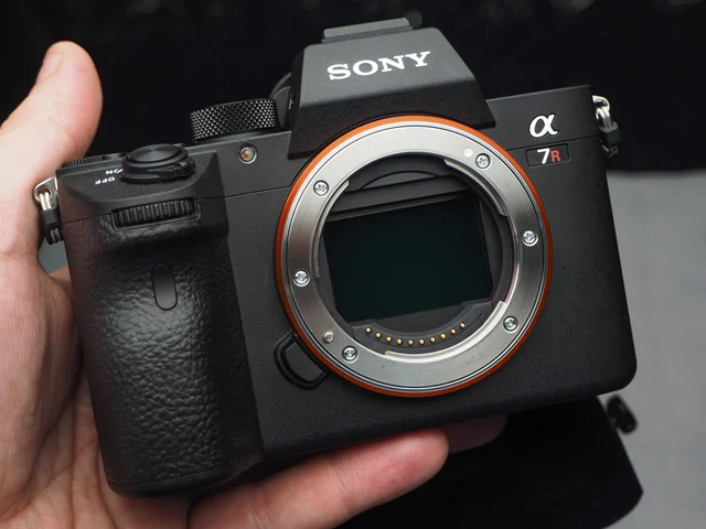 ّبررسی عملکرد دوربین بدون آینه Sony A7R III