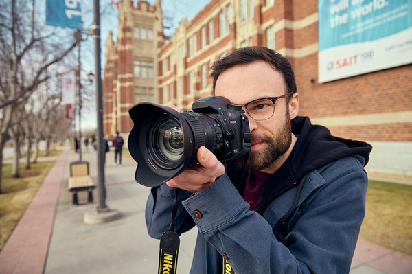 بهترین لنزهای عکاسی برای همایش‌ها و پوشش خبری: از استاندارد تا تله‌فوتو